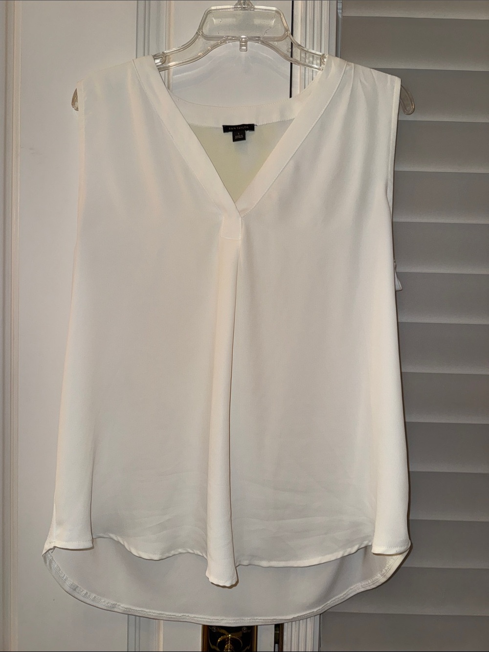 Ann Taylor Cream V-Neck Sleeveless Blouse